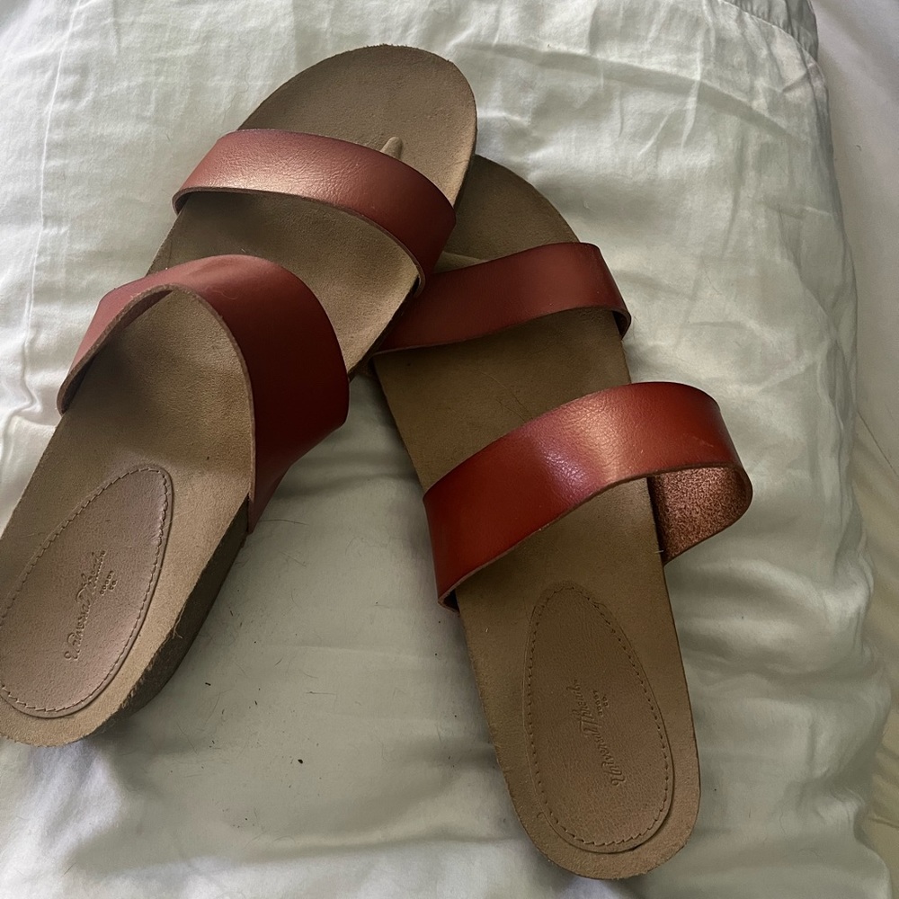 Universal thread slight wedge slides. Women’s size 12